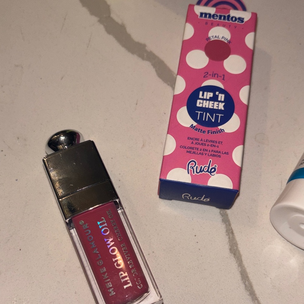 Makeup Bundle - Picture 3 of 4